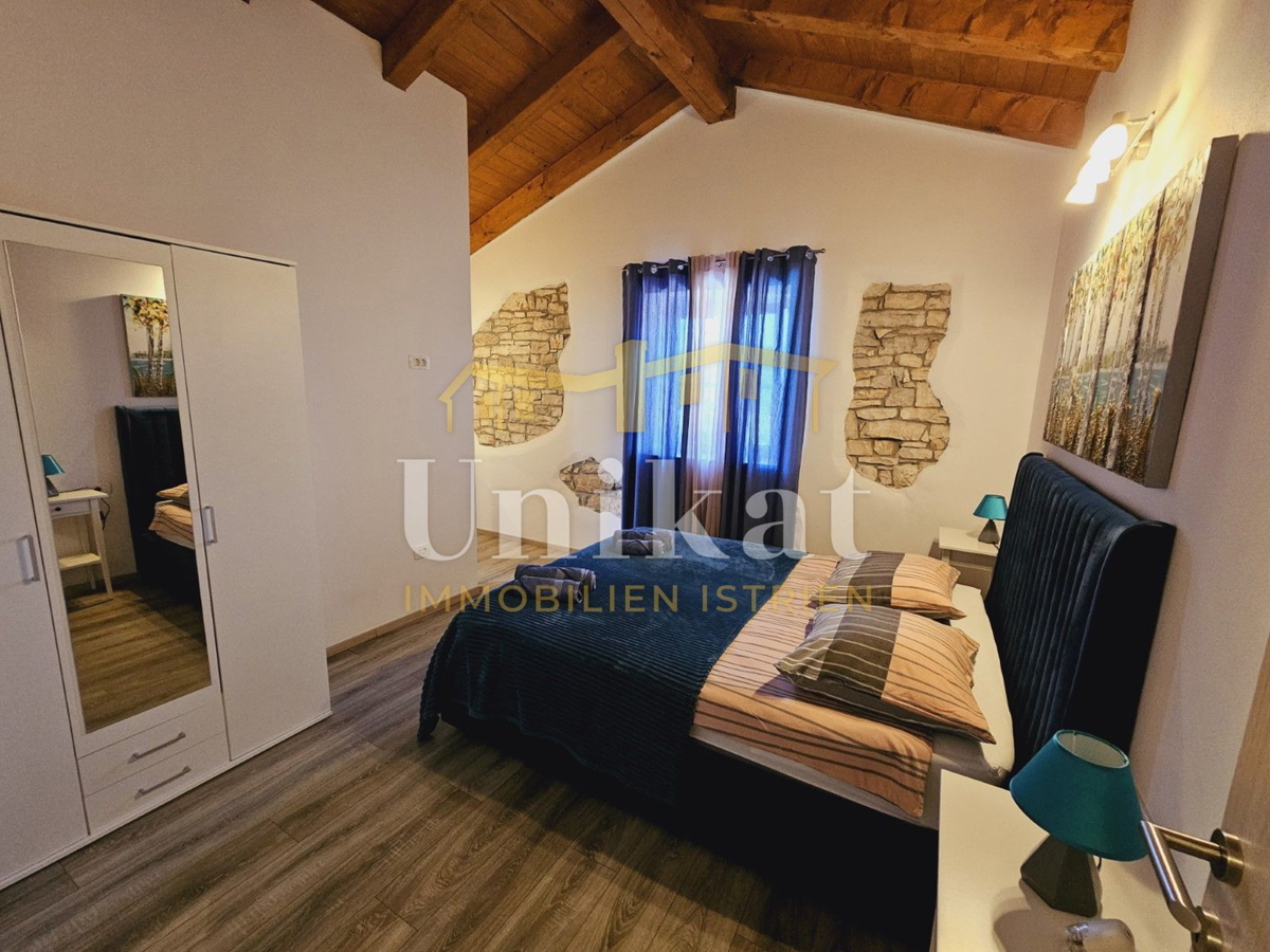 Posest z obnovljeno kamnito hišo, vrtom in bazenom